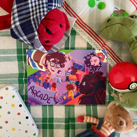 Foto de la print de los OCs del Proyecto Rainbow Sky. A modo de decoración a su alrededor hay: un peluche de un osito rojo y otro marrón, un peluche de un dinosaurio, una pokeball y la nintendo 3DS edición Animal Crossing.