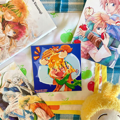 Foto de la print de Zeno del manga Akatsuki no Yona. A modo de decoración a su alrededor hay: dos postales del manga, el volumen 9 y un peluche de Usagi de la serie Chiikawa.