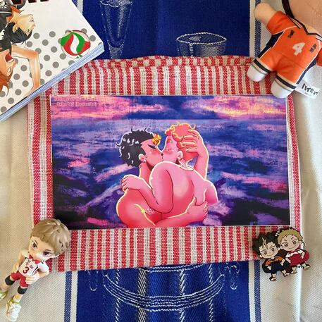 Foto de la print del Yakunoya del manga Haikyuu. A modo de decoración a su alrededor hay: el primer volumen del manga, el peluchito de Noya, una figura de Yaku y un llaverito de Yaku y Noya.