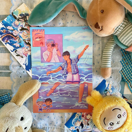 Foto de la print del Shintae del manga Akatsuki no Yona. A modo de decoración a su alrededor hay: dos postales del manga, un peluche de un perrito blanco, un peluche de un conejo azul y un peluche de Usagi de la serie Chiikawa.