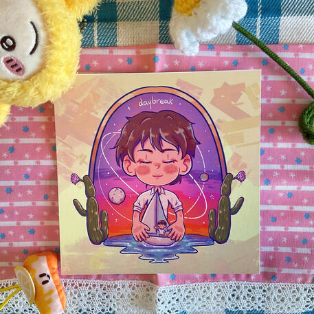 Foto de la print de Ikoku Nikki. A modo de decoración a su alrededor hay: una flor blanca de crochet y un peluche de Usagi de la serie Chiikawa.