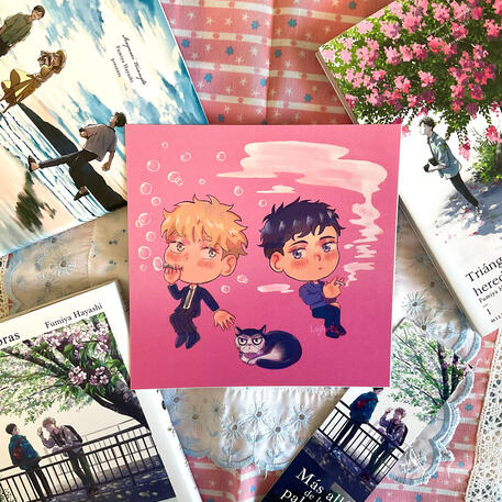 Foto de la print de Arita y Takeda del manga Kemutai Hanashi. A modo de decoración, a su alrededor hay varios mangas de Fumiya Hayashi.