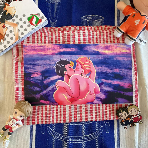 Foto de la print del Yakunoya del manga Haikyuu. A modo de decoración a su alrededor hay: el primer volumen del manga, el peluchito de Noya, una figura de Yaku y un llaverito de Yaku y Noya.